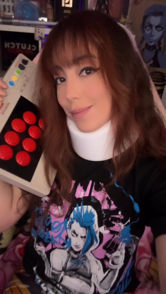 EritraJinx's tweet photo. ¡En vivo en mis canales! 💜💚Listísima para la Beta cerrada de @Play2XKO 🤩 Hora de Mainear Jinx ❤️‍🔥 #2XKO https://t.co/rlCb2UuzHi