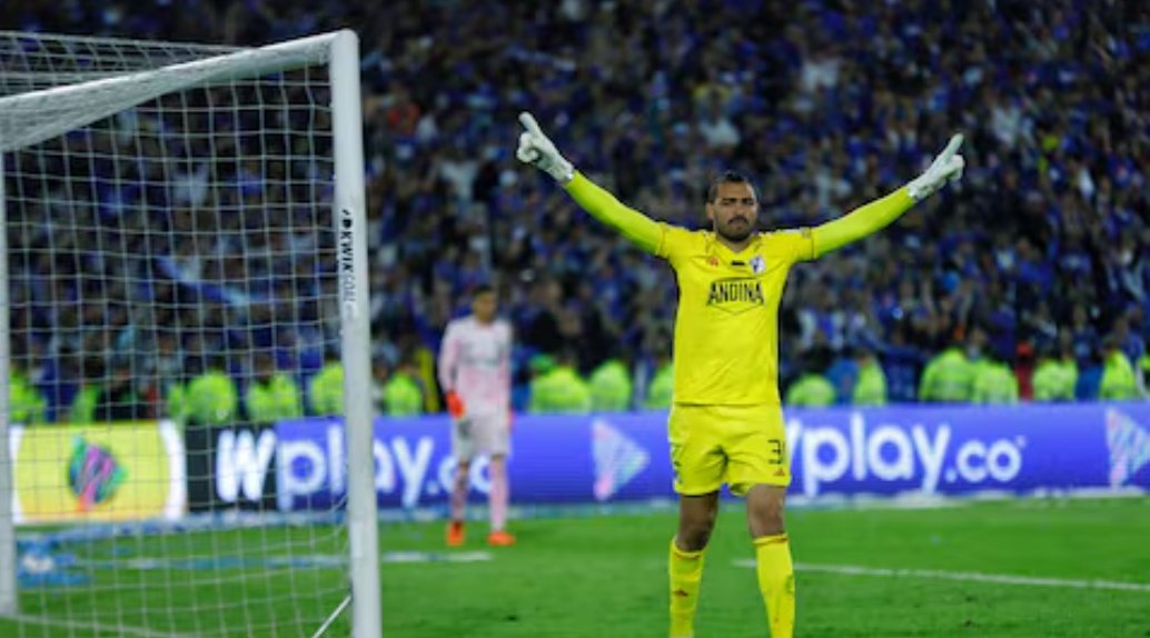 Siempre uno fue mejor qué el otro

La prensa regalada del país se encargó de sacar al arquero del proceso en su mejor momento y metieron a la fuerza al arquerito qué se la pasa regalando goles ridículos en México