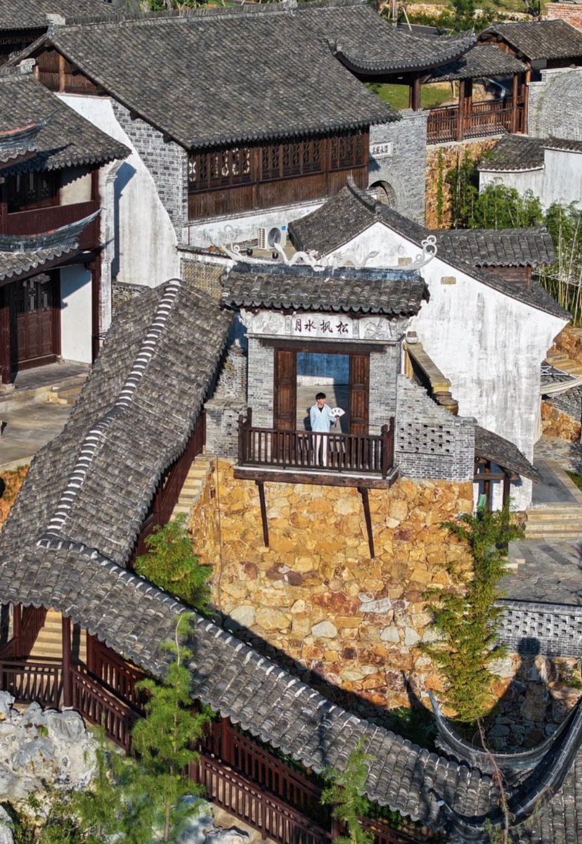 bai66794's tweet photo. So far, my favorite tourist town has emerged:  
with its blue bricks, green tiles, and small bridges over flowing streams—  
Yixing Yaohu Town. https://t.co/U0iIo2fDlZ