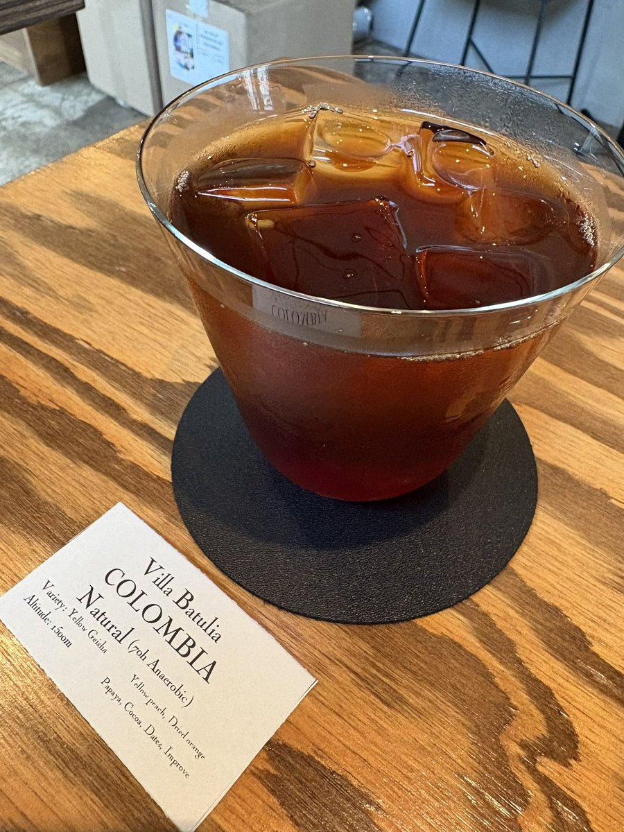 aichin_0520's tweet image. 先日のスペシャリティコーヒー探索✨
どしてもブラックコーヒーの気分になれんくて😂付き合ってもらったえみちゃんのを一口いただいた！！
後味がとても好きな感じ🤎

ウチはせめて香りを楽しもうとホットラテにしました🤎
ラテアートしてる手元の動き繊細やったぁ🥹

今日から改めて、、  #7スト へ☕️