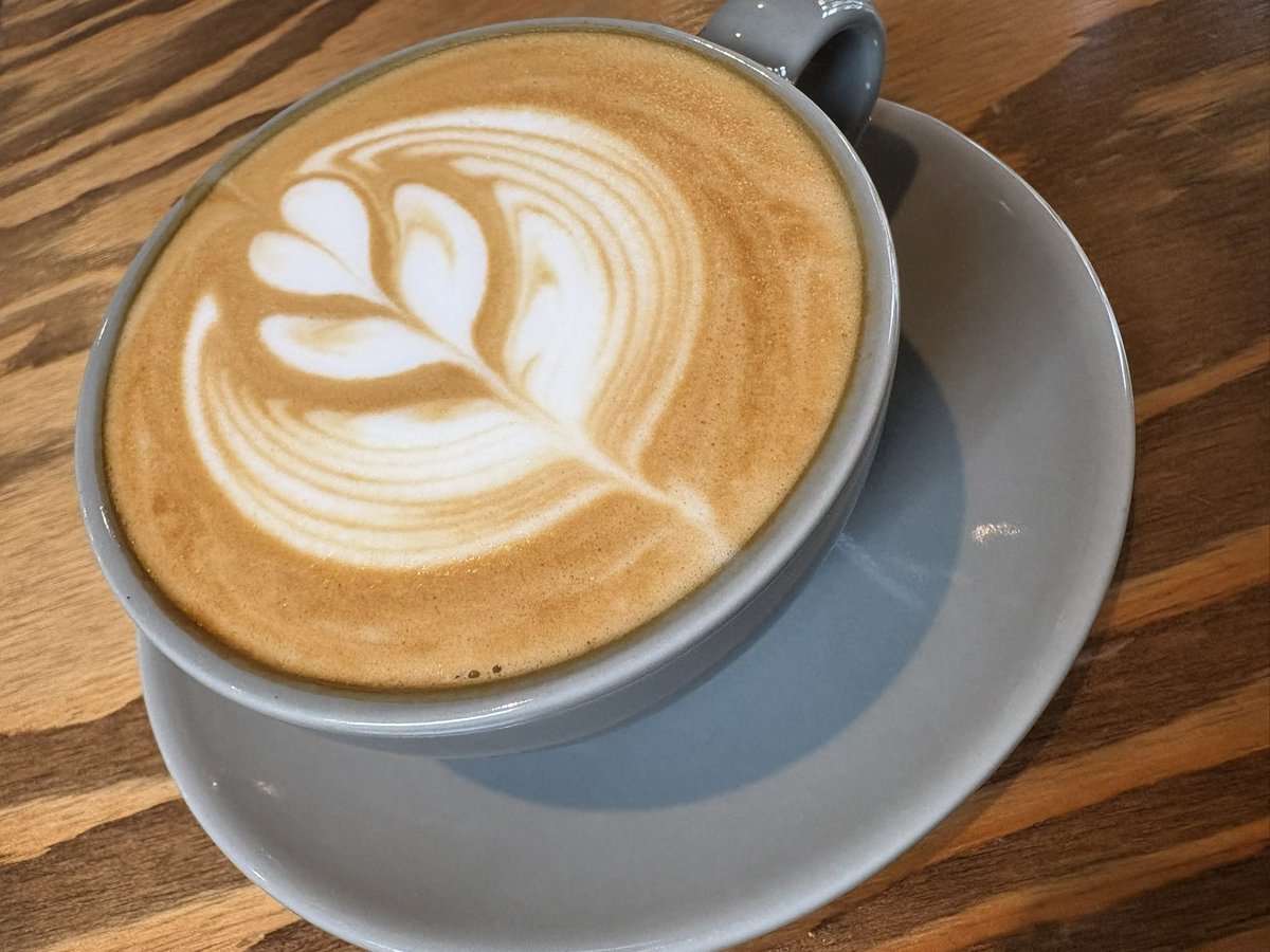 aichin_0520's tweet image. 先日のスペシャリティコーヒー探索✨
どしてもブラックコーヒーの気分になれんくて😂付き合ってもらったえみちゃんのを一口いただいた！！
後味がとても好きな感じ🤎

ウチはせめて香りを楽しもうとホットラテにしました🤎
ラテアートしてる手元の動き繊細やったぁ🥹

今日から改めて、、  #7スト へ☕️