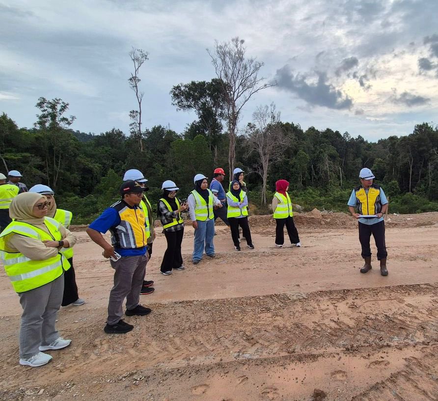 JKRMarang's tweet photo. JKR Marang telah menerima lawatan tapak daripada pasukan Reka Bentuk Jalan Zon Timur, Caw. Jalan,JKR IP ke tapak projek membina jalan baru dari Kg. Gong Nangka ke Kg. Bukit Khor, Marang, Terengganu pada petang semalam.
#IamJKR 
#jkrmalaysia
#KitaJKR 
#JKRsynergy
#JasaKepadaRakyat https://t.co/XAZYta1gs8