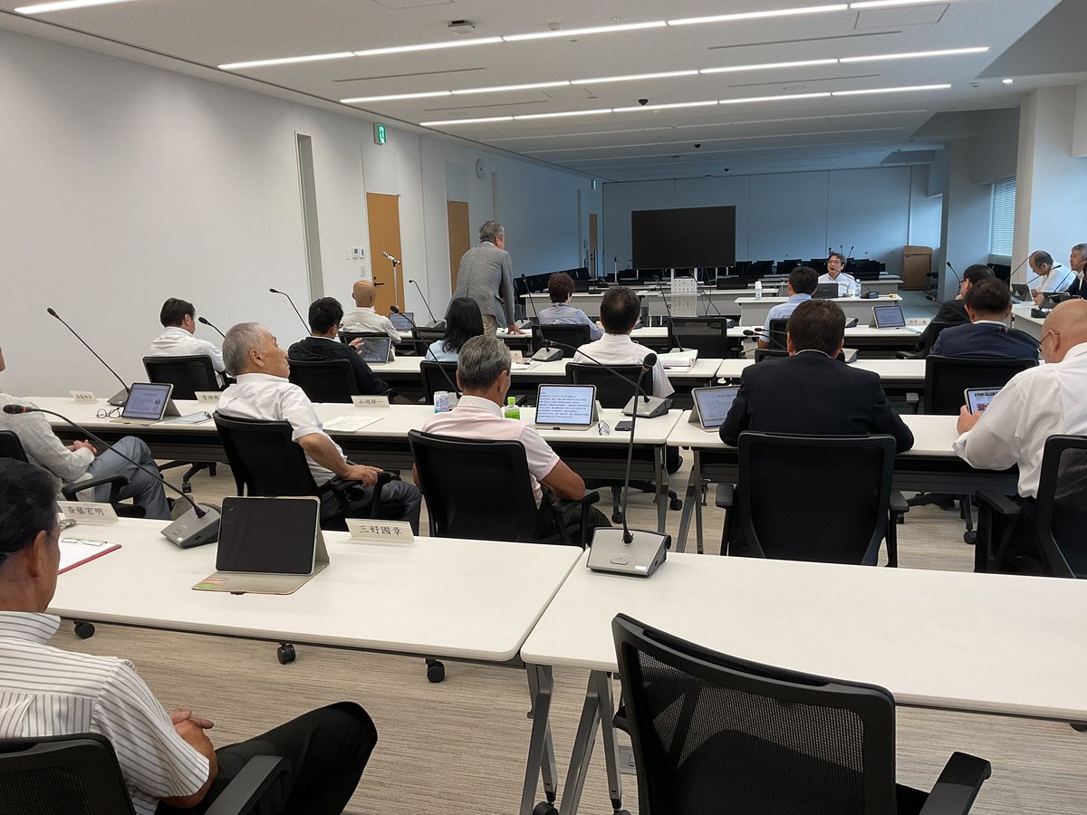 昨日9月9日は議会運営員会主催の議員研修会が開催されました。現在検討している議員定数等の見直しの参考とするため、國學院大學法学部教授の稲垣浩先生をお招きし、議会のあり方から議員定数の見直し方まで丁寧な説明をいただきました。今後の参考とさせていただける素晴らしい講演でした。