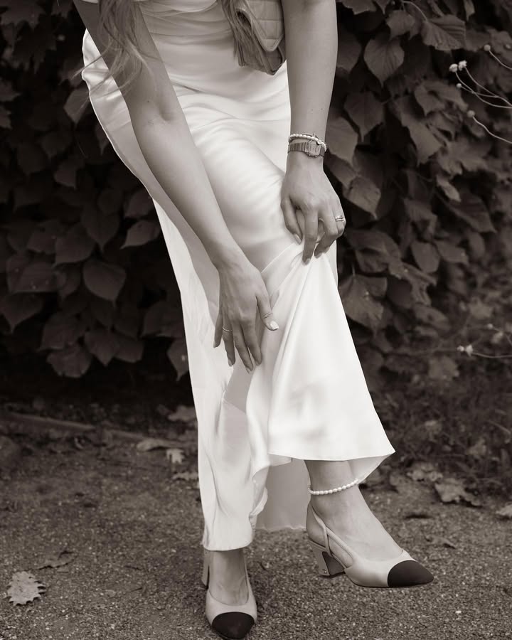 Emma_15180's tweet image. Driving in style with the perfect accessories 💎👗👠  #fashionstatement #casiovibes #pearlbracelet #ElegantLook #OOTD #monochromemagic #casiowatch