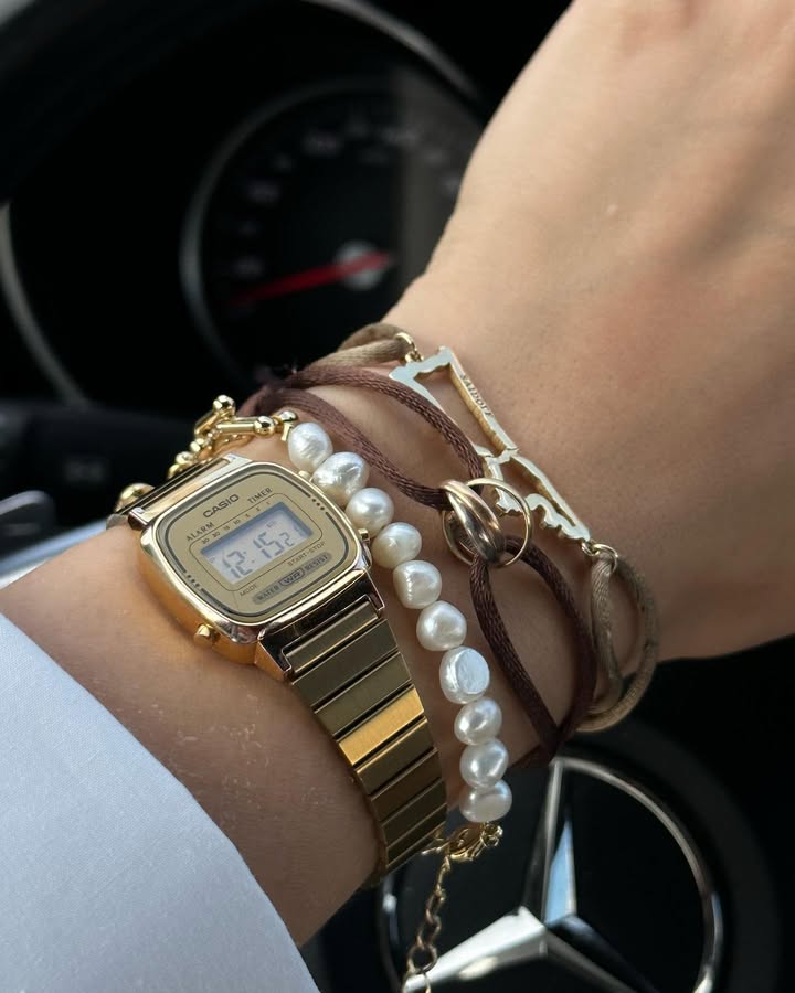 Emma_15180's tweet image. Driving in style with the perfect accessories 💎👗👠  #fashionstatement #casiovibes #pearlbracelet #ElegantLook #OOTD #monochromemagic #casiowatch