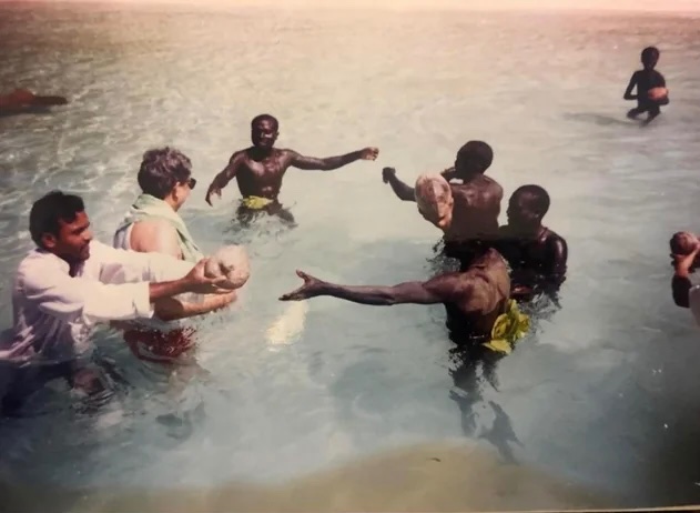 historyinmemes's tweet photo. Indian scientists gifting coconuts to North Sentinelese, 1991 https://t.co/veMP7Y2Z3R