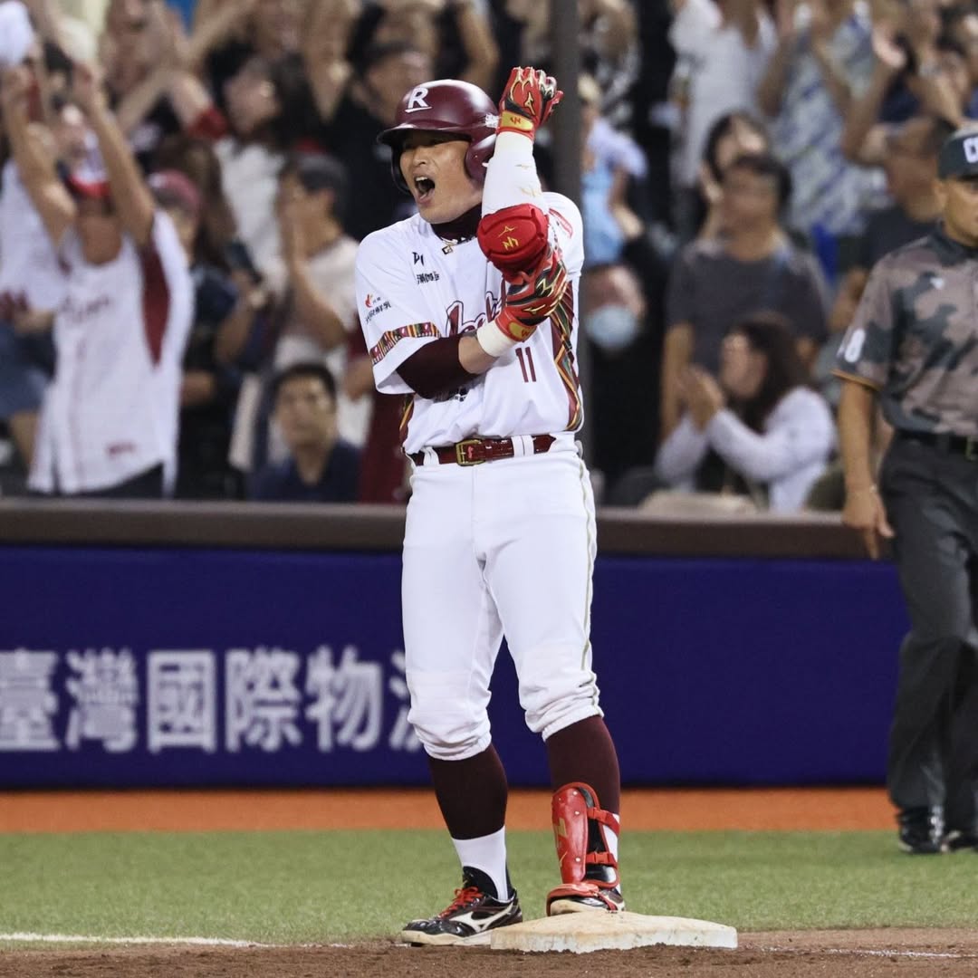 GOCPBL's tweet photo. A closer look at the Rakuten Monkeys' uniform for their Taiwanese indigenous theme night. https://t.co/O9FACrdCcL