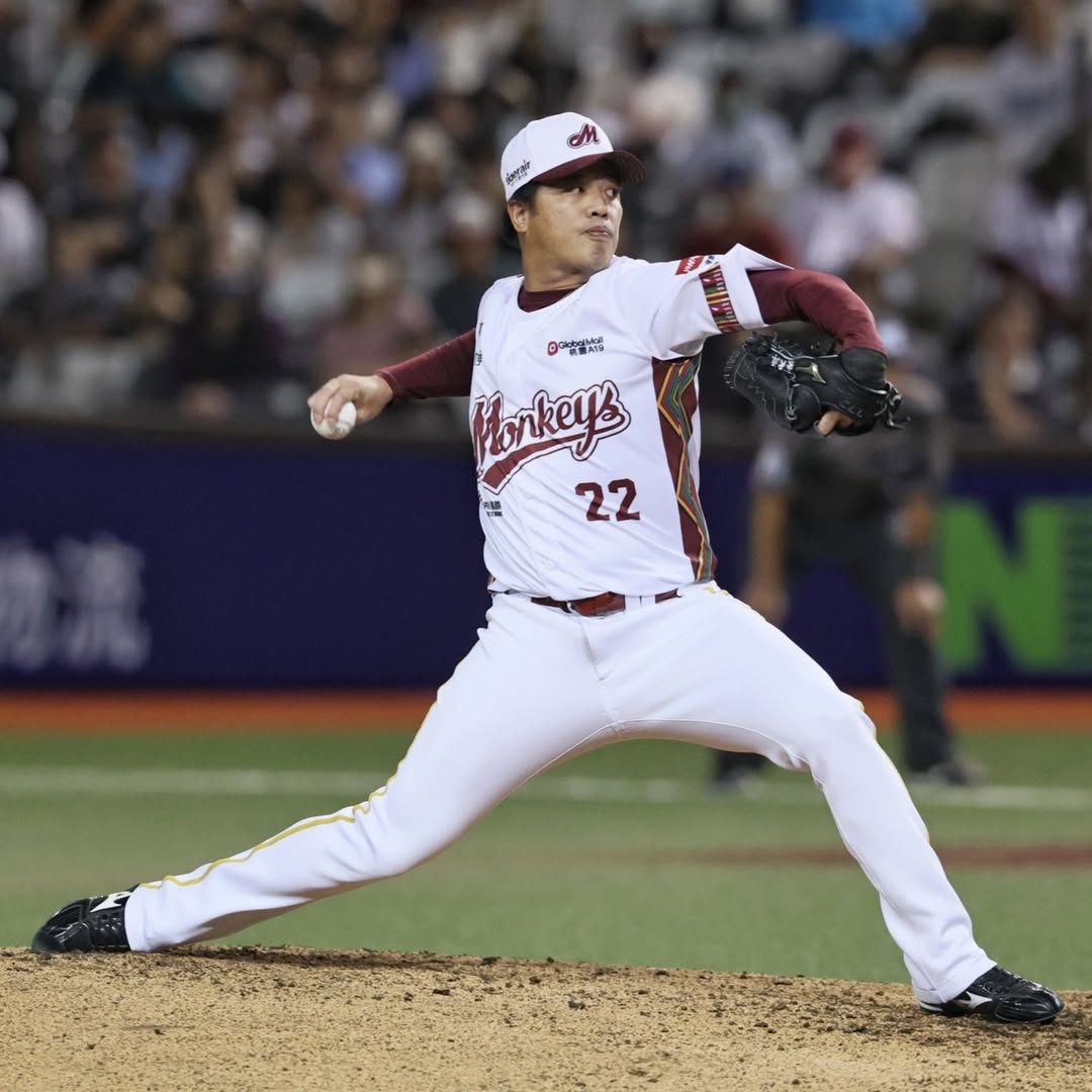 GOCPBL's tweet photo. A closer look at the Rakuten Monkeys' uniform for their Taiwanese indigenous theme night. https://t.co/O9FACrdCcL