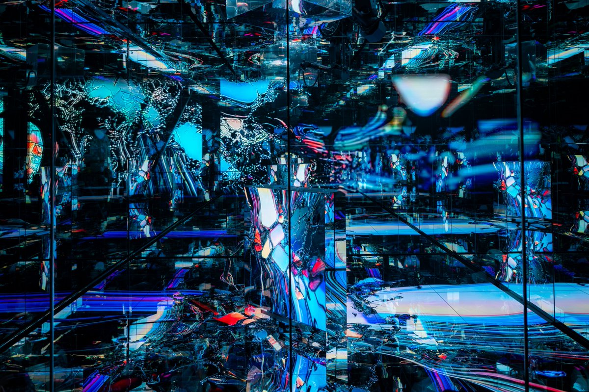 mitsukuridesign's tweet photo. アートな万博
金属が何故かヌルヌルする。
神秘的で怖さもあるアンドロイド。
イタリア館入場のワクワク感が最高。

#100日後ヌルになるパビリオン
#null2
#expo2025_japan 
#いのちの未来
#イタリア館 https://t.co/kAzX19XY0l