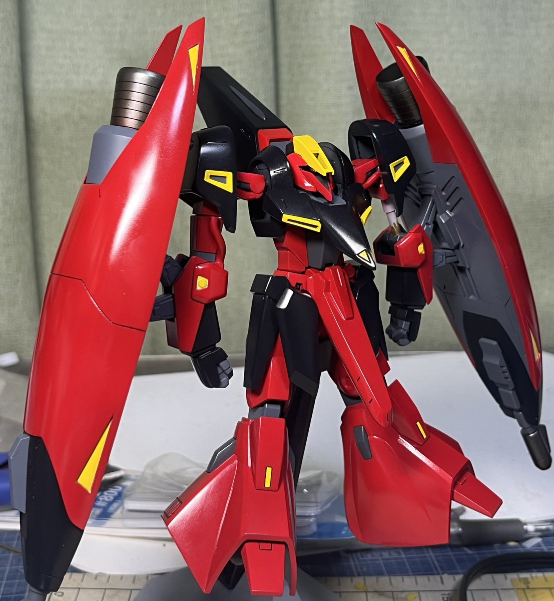 Sessa__T's tweet photo. 再現度チェック
後ハメの都合でまだ付けてない肩の垂れはグレーで用意してるけど、ここは解釈割れるところだろうなぁ
おっと!手首をグレーに塗り分けるのを忘れないように!
#MSVR
#ジョニー・ライデンの帰還 https://t.co/18jhUzJCWz