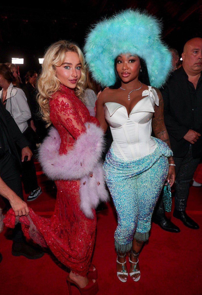 The iconic pop princess <a href="/SabrinaAnnLynn/">Sabrina Carpenter</a> wearing Kandee.co.uk for her red carpet #vma look! ❤️👠👀 #sabrinacarpenter