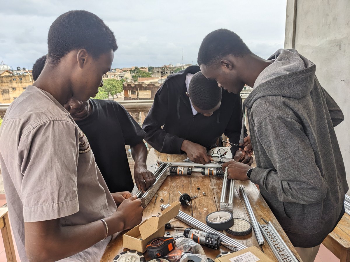Team Bénin🇧🇯 en action!
Nous construisons, programmons et testons nos robots pour le <a href="/F1RSTglobal/">FIRST Global</a> Challenge 2025.
Chaque vis, chaque ligne de code et chaque test nous rapproche un peu plus de la concrétisation de nos idées

#TeamBenin #BeninBotOfficiel #femcoders15 #FGC2025Panama