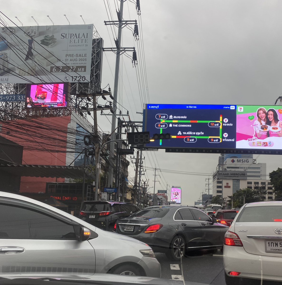 Reuhl26's tweet photo. แยกเพขรอุทัย ถนนเพชรบุรีขาออก  รถที่ออกมาจากเพชรอุทัย มาขวางทางตรงทุกเช้า  ไม่มีตำรวจมาช่วยดูแลจัดการเลยครับ https://t.co/aK2VLbx2GK