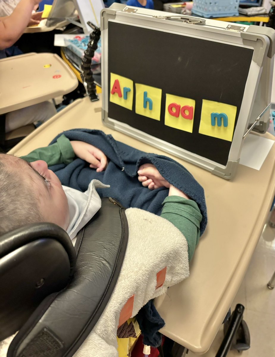 A little orthographic mapping to start the week!  This week we’re focusing on the vowel E, and comparing the sound it makes in different words! 

We introduced syllables and clapped out the beats in names and target words. Happy word building!

#literacyforall
#scienceofreading