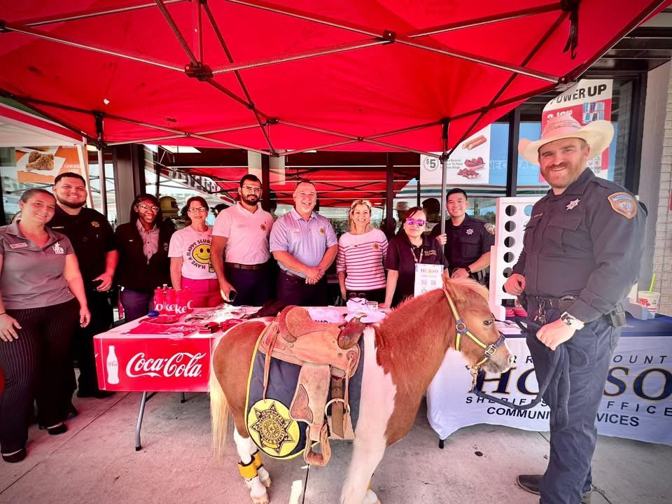 ChrisA_141's tweet image. The HCSO Mounted Patrol Unit saddled up for Operation Chill Day at 7-Eleven! 

Deputy Talbott, along with Chief, our mascot, were there to assist our HCSO Community Engagement Team with safety tips, connect with families, and bring plenty of smiles.
#HCSO #HCSOTexas #HCSOMounted