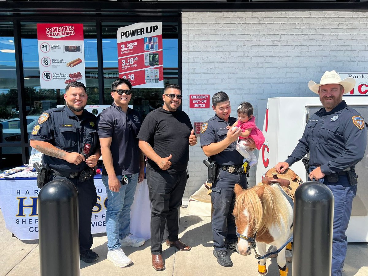 ChrisA_141's tweet image. The HCSO Mounted Patrol Unit saddled up for Operation Chill Day at 7-Eleven! 

Deputy Talbott, along with Chief, our mascot, were there to assist our HCSO Community Engagement Team with safety tips, connect with families, and bring plenty of smiles.
#HCSO #HCSOTexas #HCSOMounted