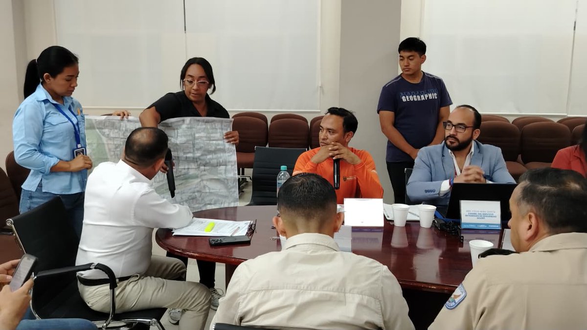ECU911Machala1's tweet photo. Coordinador Zonal 7 del #ECU911 @NeiraCesarG, participó de la sesión ordinaria del Consejo de Seguridad Ciudadana del cantón #Huaquillas.

Las autoridades locales evaluaron estrategias, para fortalecer el trabajo en territorio de manera conjunta.

#ECU911BrindaSeguridadIntegral https://t.co/WUMwKGULGS