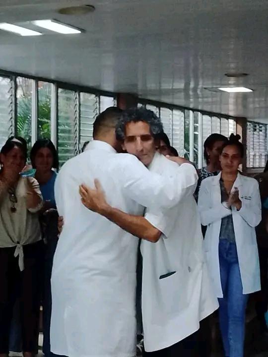 Otorga el Ministerio de Salud Pública al Dr. Daniel Artiles, Jefe del Departamento de Anatomía Patológica del Hospital "Arnaldo Milian Castro", de #VillaClara, un auto como reconocimiento a su incansable esfuerzo y dedicación en el trabajo.
Felicidades!.
#CubaPorLaVida