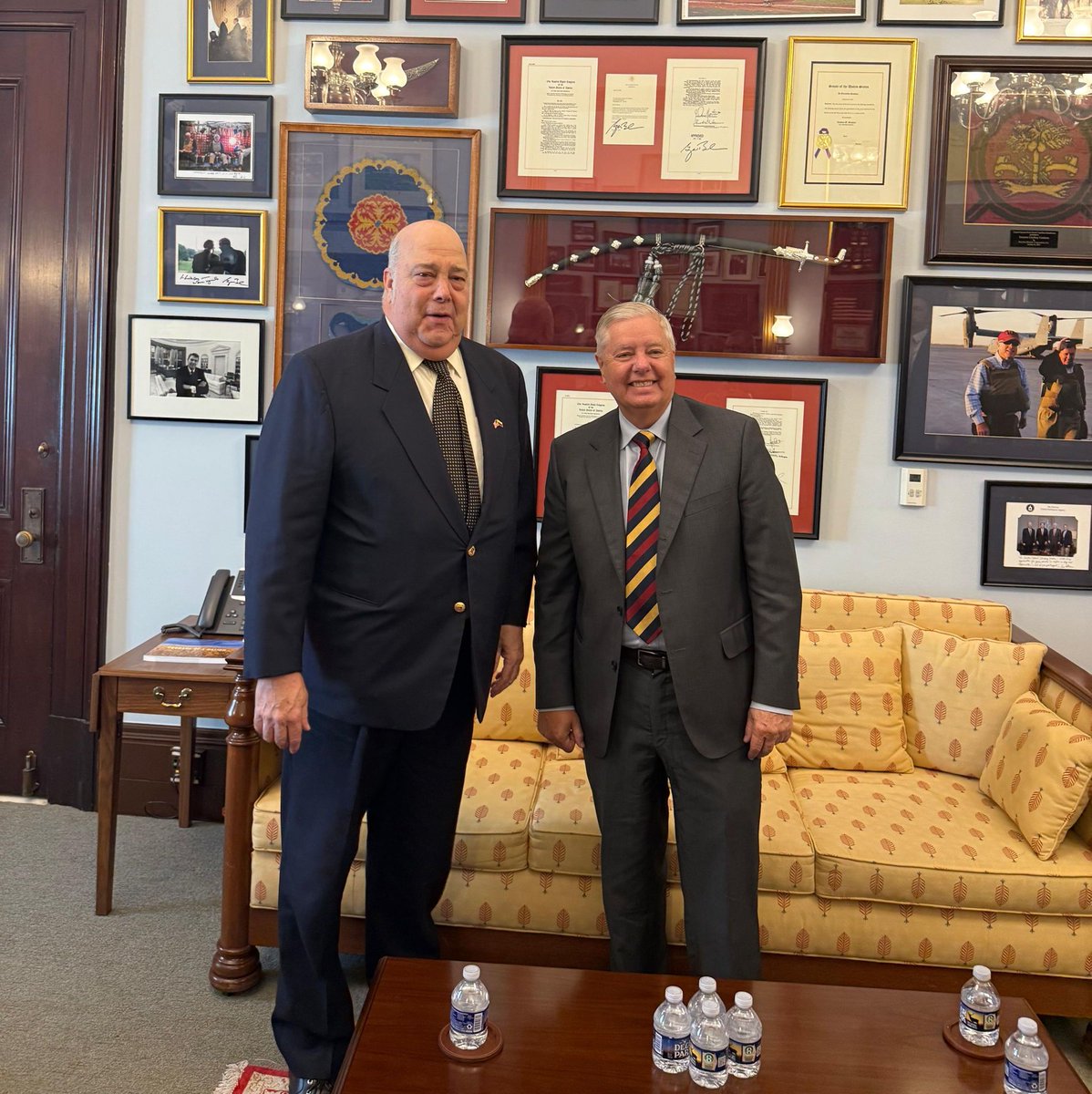 🇨🇴🤝🇺🇸 Ambassador Daniel García-Peña met with Senator <a href="/LindseyGrahamSC/">Lindsey Graham</a>, member of <a href="/AppropsGOP/">Senate GOP Appropriations Committee</a>. The meeting reaffirmed Colombia-U.S. cooperation in counternarcotics and underscored the importance of working together on hemispheric security.