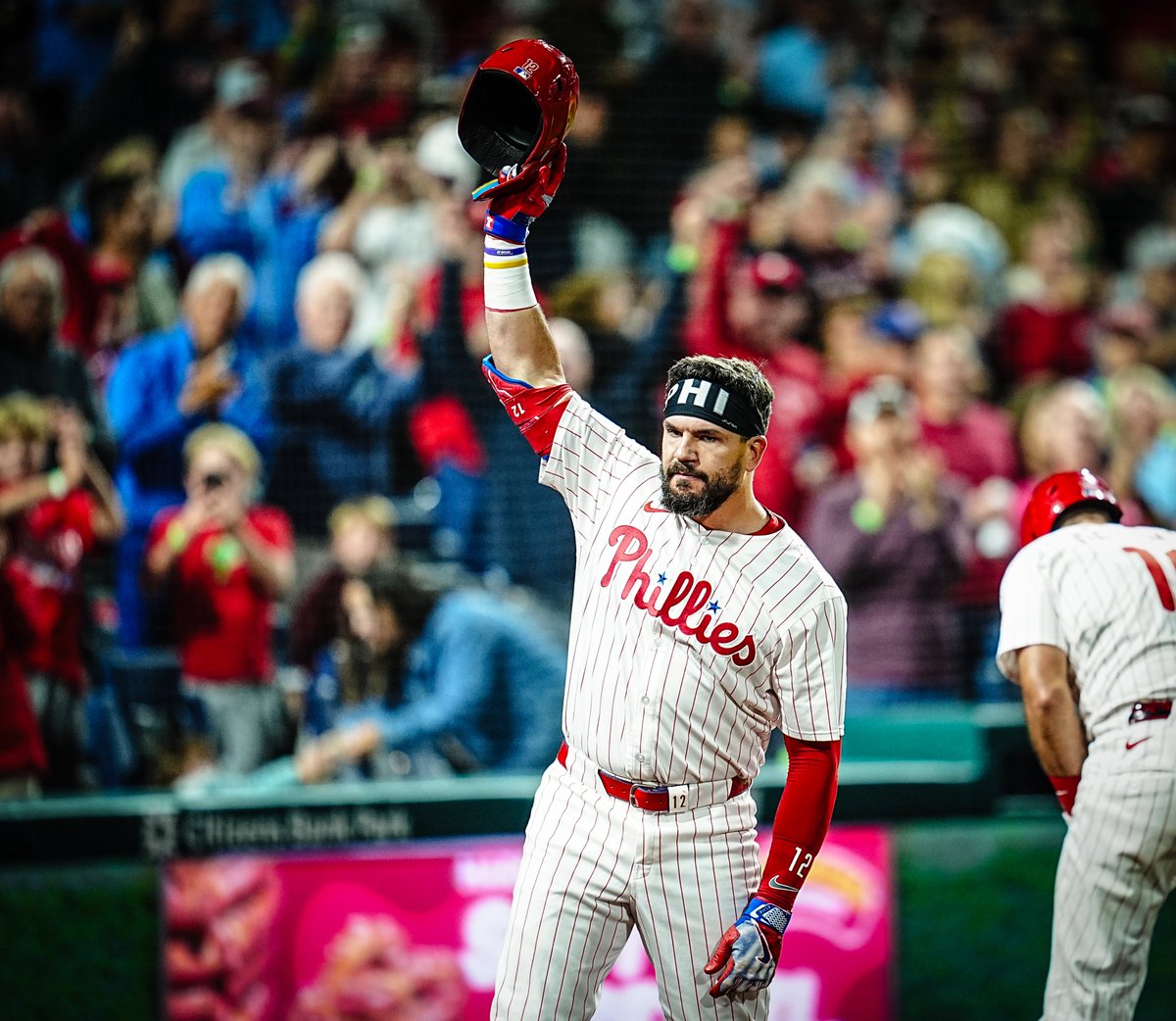 Kyle Schwarber firma de regreso con los Philadelphia Phillies