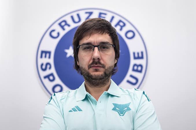 BlogRaposa's tweet image. Contratações do Cruzeiro desde que Joaquim Pinto foi contratado pelo clube:

• Luís Sinisterra (PE | 26) 🇨🇴
• Keny Arroyo (PD | 19) 🇪🇨
• Kauã Moraes (LD | 19) 🇧🇷
• Ryan Guilherme (VOL | 22) 🇧🇷
• Néiser Villareal (CA | 20) 🇨🇴