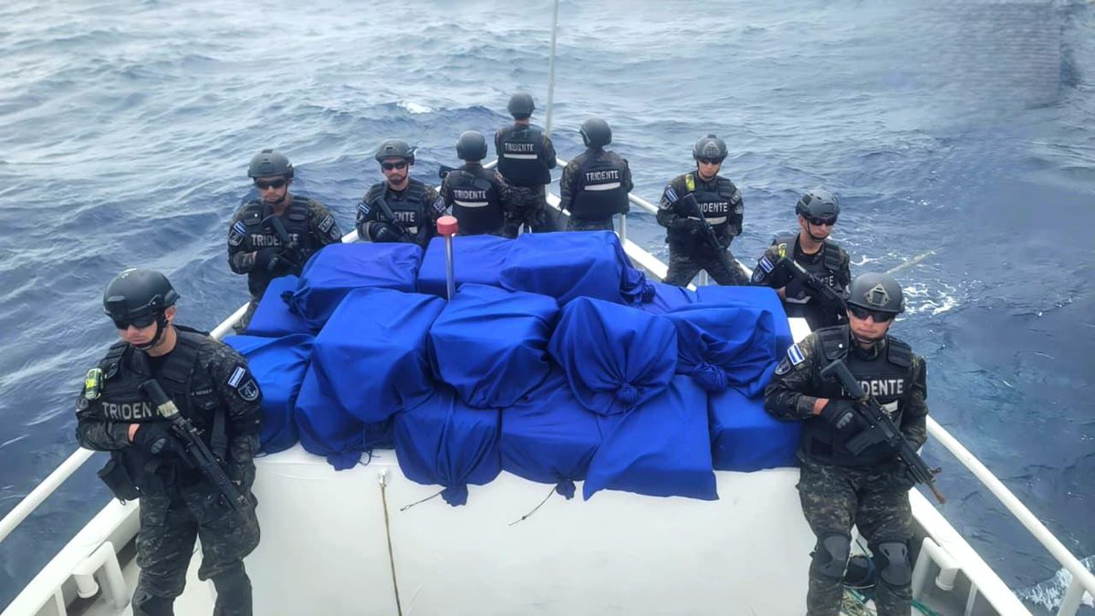Nuestra Marina Nacional vuelve a golpear al narcotráfico internacional.

A 900 millas náuticas (1,667 km) al suroeste de la Bocana El Cordoncillo, Estero de Jaltepeque, ubicamos bultos con cocaína flotando en altamar, que serían recogidos posteriormente por estructuras