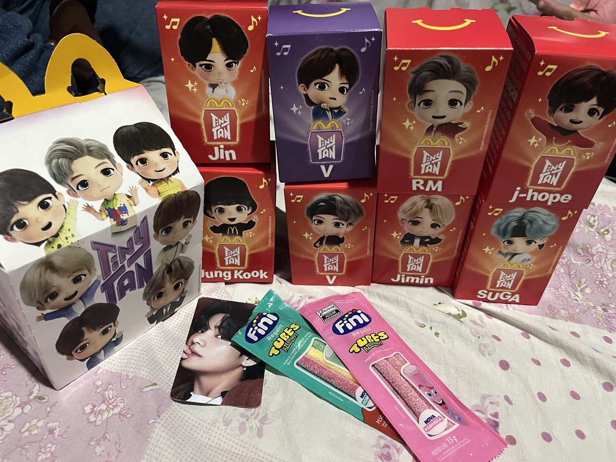 SihCarter's tweet photo. Quando a armyga reserva os bonequinhos e ainda traz com mimos 💜💜💜💜💜💜💜 https://t.co/Pu8EqpG5s8