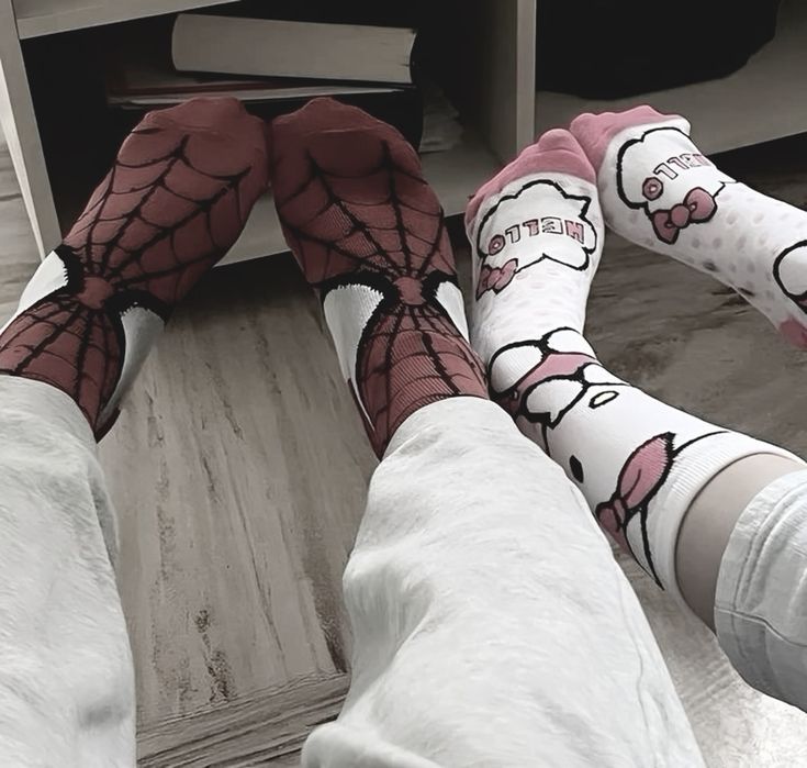 isanrio's tweet image. i'd literally be your personal freak ass girlfriend dressed in sheeps clothing, matching stuffs bcs #WHY_NOT. holding hands 24/7 or i WILL EXPLODE. doing outdoor fun dates (drawing, pottery, bookdate, window shopping, you name it).