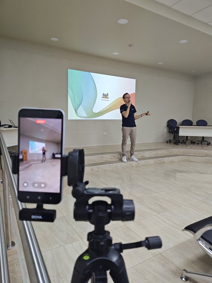 libercoli's tweet photo. Hoy tuvimos el placer de escuchar a Mauro Gesuitti, @mauro_software, fundador de la startup bahiense @naaloohr. Nos brindó su visión del rol de la #IA en la gestión de los RRHH. Muchas gracias, Mauro! https://t.co/eydmKfpeSR