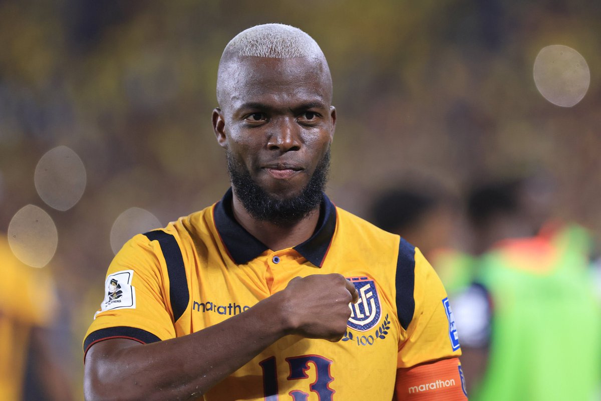 chalo_vargasr's tweet photo. Eres historia pura Superman. Tu humildad, sencillez y amor por tu bandera jamás podrán ser cuestionado. 
Eres el líder, goleador histórico y capitán de la mejor selección de los últimos tiempos 🐐 🇪🇨  @EnnerValencia14 https://t.co/SZ7oyyV3L5