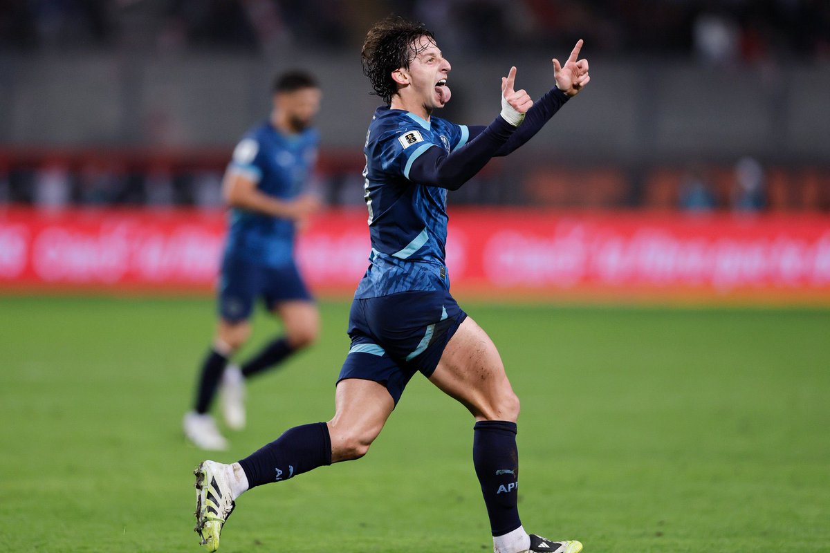 Les sacamos 6 partidos en el historial general ✅

3 en encuentros oficiales ✅

Ni en su mejor momento nos superaron o se acercaron siquiera, siempre a nuestra sombra. Perú ETERNO HIJOS NUESTROS! 

NUNCA SERÁN PARAGUAY