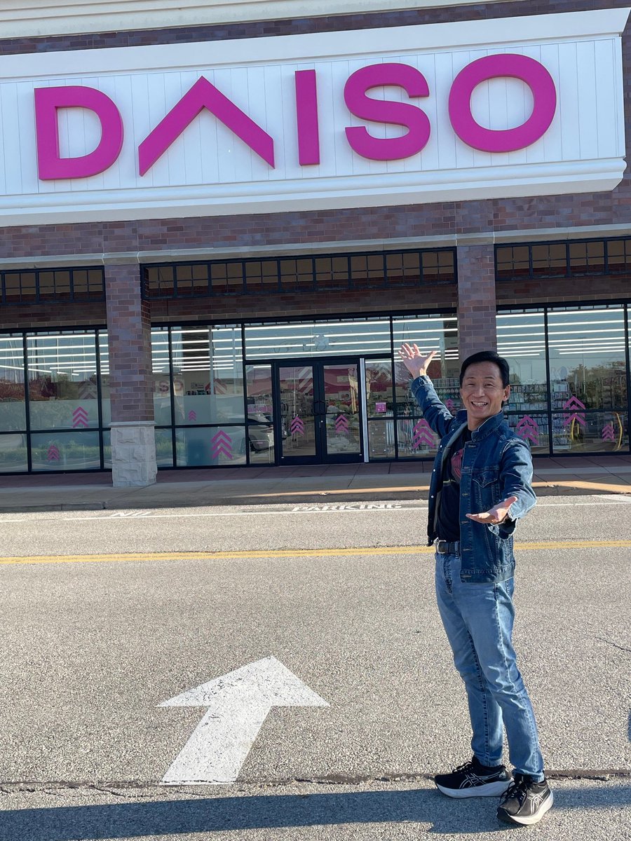 私がアメリカで率いるセントルイス・バレエ団とバレエ学校があるショッピングセンターに、なんとダイソーがオープン！週末の買い物が楽しみになり、国内の不景気にも負けず世界に広がる日本の人気店の姿に、このアメリカの地で元気をもらいました！