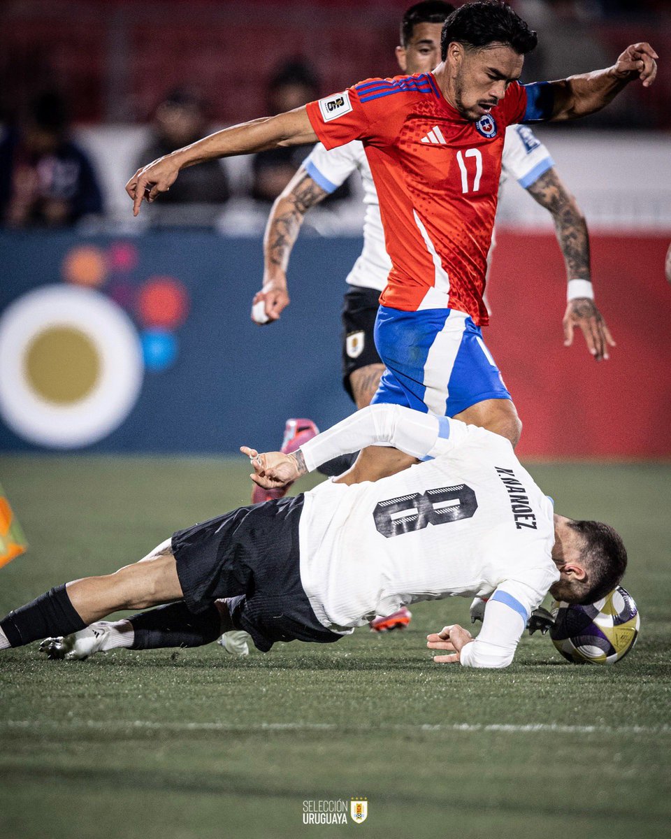 La imagen que resume la presentación de Uruguay. Mucha lucha, poca claridad. No era la esperada pero el objetivo ya estaba logrado. Clave Santi Mele en el arco. Entreverado Valverde, buen despliegue de Bentancur. Ben Brereton erró un gol insólito.