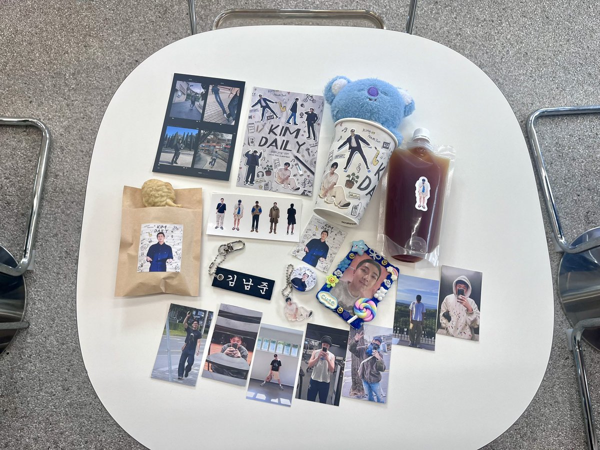 ナムジュンセンイルカフェ巡り始めました！
-kidmoon本店-
ナムジュンらしい雰囲気が心地よかった🎷
特典はミニプンオパン付き
刺繍名札キーリングが先着特典😀

📍 키드문 본점 <a href="/cafe_kidmoon/">kidmoon</a>
남준이 감성 참 좋다💙
분위기도 특전도 예쁜 생카

<a href="/love_beep_/">빕 - *</a>
#김데일리_생일축하해
#HBD_Kim_Daily_RM