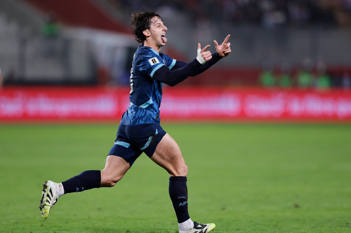 Cierre triunfal de la Albirroja mundialista

La Selección Paraguaya superó como visitante por 1-0 a Perú en la última jornada de las Clasificatorias Mundialistas. 

Los detalles 🗞️ lnk.ec/lY5aGf

#Albirroja ⚪️🔴
#VamosParaguay 🇵🇾