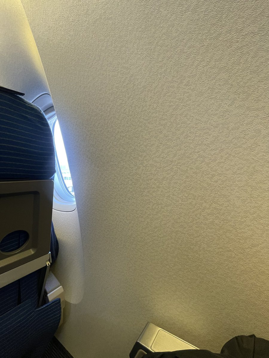 なうぼ！

NH56 CTS-HND
B777-200 JA714A

窓なし…ホンマに窓なかった…w

 #とむさん搭乗記  #ANA