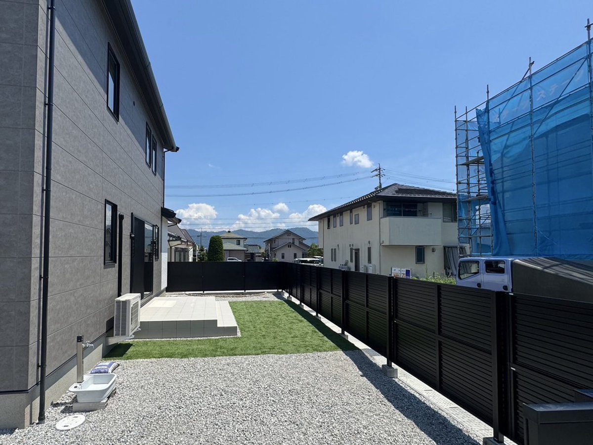 ／
色味を抑えた
モノトーン新築外構🏡
＼
建物に合わせ色味を統一🎨
リビング前のみ
年中緑の人工芝空間に🌱

#新築外構 #エクステリア
#外構工事 #外構業者 #人工芝
#タイルデッキ #フェンス #門柱
#ガーテリア松本店 #カーポート