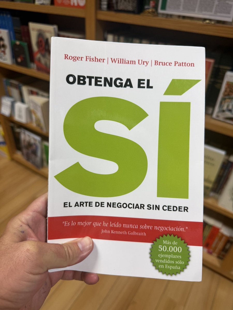 JoseMarioMX's tweet photo. En un México donde el Poder Judicial se desmantela con jueces inexpertos, tribunales saturados y sentencias alineadas al poder, la abogacía no puede seguir atrapada en litigios interminables. El sistema dejó de ser refugio de justicia y se convirtió en un laberinto sin salida.

Getting to YES de Fisher, Ury y Patton nos recuerda que la verdadera fuerza del abogado no está en tribunales cooptados, sino en la capacidad de negociar, mediar y construir soluciones reales. El “sí” que propone el libro es un llamado a reencontrar la esencia de la profesión: resolver conflictos con inteligencia, creatividad y ética.

Hoy este libro es más que una técnica de negociación: es una brújula ética y práctica para repensar la abogacía mexicana. Frente a un poder judicial frágil, urge un giro de paradigma: menos litigio estéril, más acuerdos justos; menos fe en jueces improvisados, más confianza en abogados capaces de abrir caminos de paz y justicia.