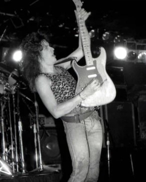 “Gonna strike it rich / Like a rock 'n' roll Robin Hood”. When my mood swings to hard-driving bluesy guitar licks with a garage-rock edge. In the early 80s, the #JoePerry Project had pure outlaw swagger. 🎸⚡️ #BluesRock #HardRock   open.spotify.com/track/32VOrhwU…