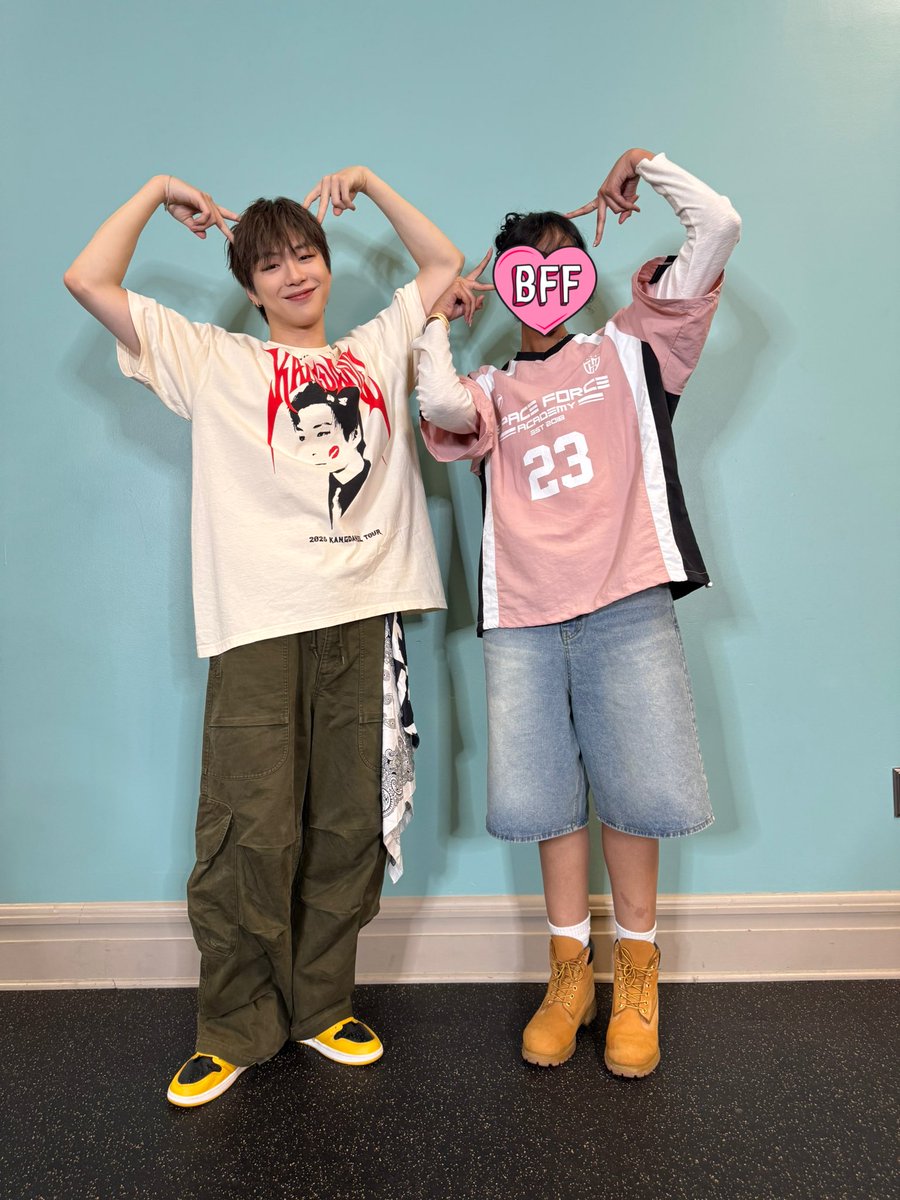 an_chipz's tweet photo. I asked daniel to make the pose as silly as he wanted and he chose cat ears pose

#강다니엘 #KANGDANIEL
#KANGDANIEL_IN_Indianapolis 
#ACT_NEW_EPISODE https://t.co/HOv4gJMMQ3