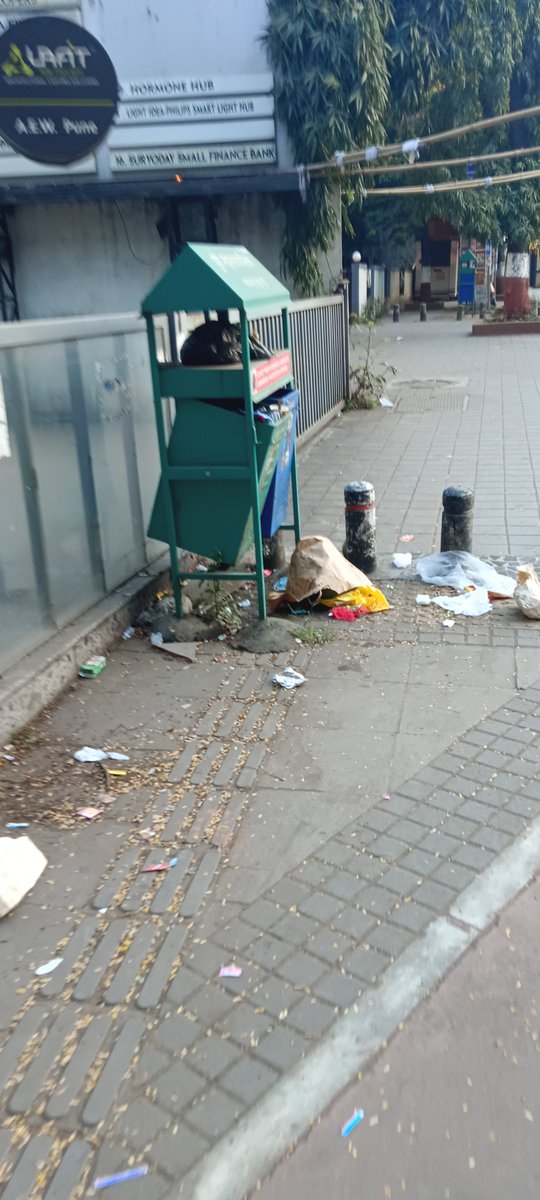 Falcon1Watch's tweet image. Garbage on footpath,

Mantri house, f c Road, Pune.

@PMCPune 
@SwachhBharatGov 
@swachhbharat 

#CleanPune #FalconWatch