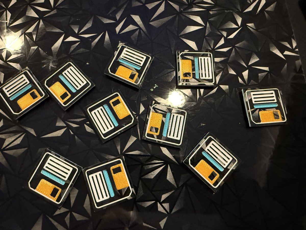 Forgework_'s tweet image. Floppy disk tiles for your @FrameworkPuter desktop?