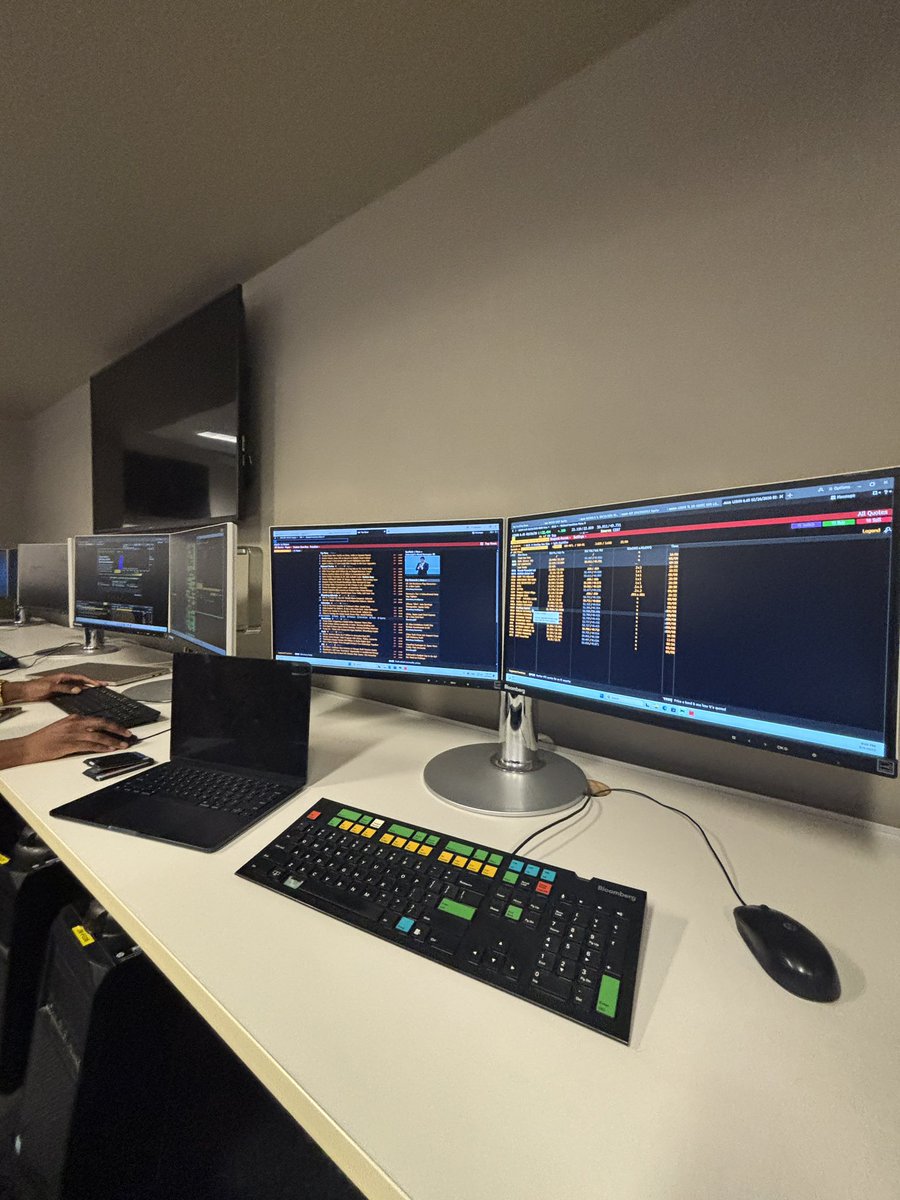 pidierprogba's tweet image. Bloomberg terminal 🤑