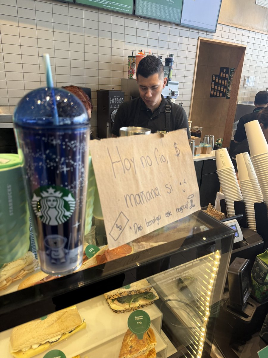 Jamás pensé ver esto en un <a href="/StarbucksMex/">Starbucks México</a> jajajajaja buenisimo