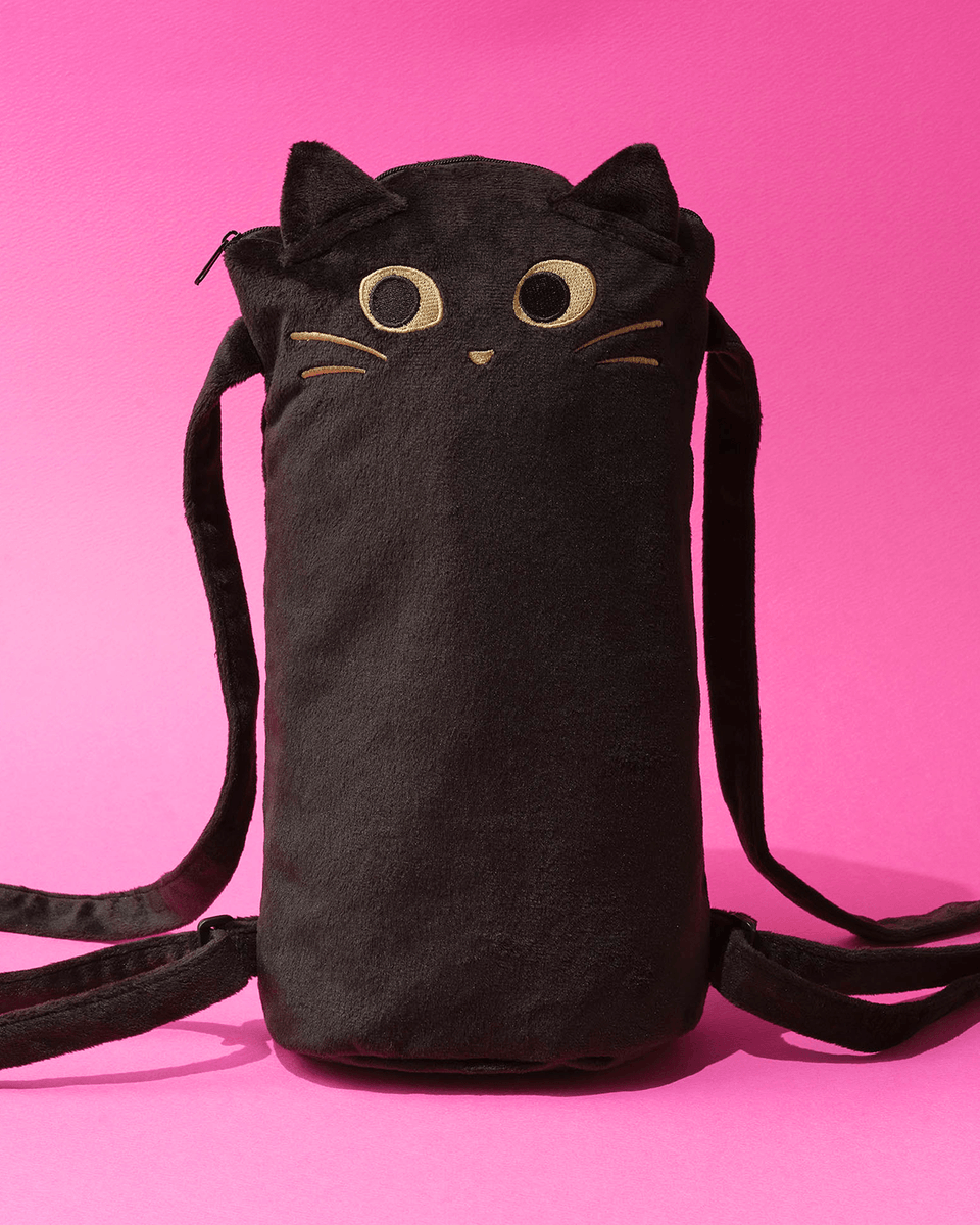 KALDI_webshop's tweet photo. 【黒ネコの中にお菓子がギュッ！ ニャップザックが登場】
ふわふわな耳と刺繍されたくりくりの瞳がかわいい黒猫の中に、グミやクッキー、コーンスナックなど8種のお菓子がギュッと詰まっています。背負えて仮装アイテムにもぴったり！https://t.co/Jqw8IuZq5S https://t.co/4fqcYhZ5Gb
