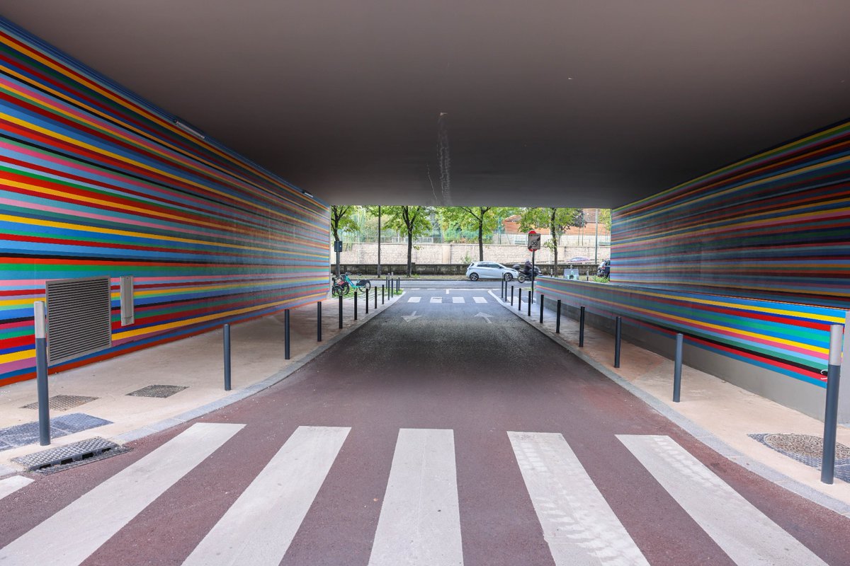 bgauducheau's tweet photo. 🎨🌈Quel bonheur de découvrir cette fresque monumentale au pied du 360 Paris Vanves ! Véritable trait d’union, elle illumine un passage sombre &amp; ouvre le Plateau vers Paris et le reste de la ville.
🙏 Merci à l’artiste Philippe REGARD, à Mata Capital &amp; aux équipes de la Ville ! https://t.co/7BhKaCGkg1