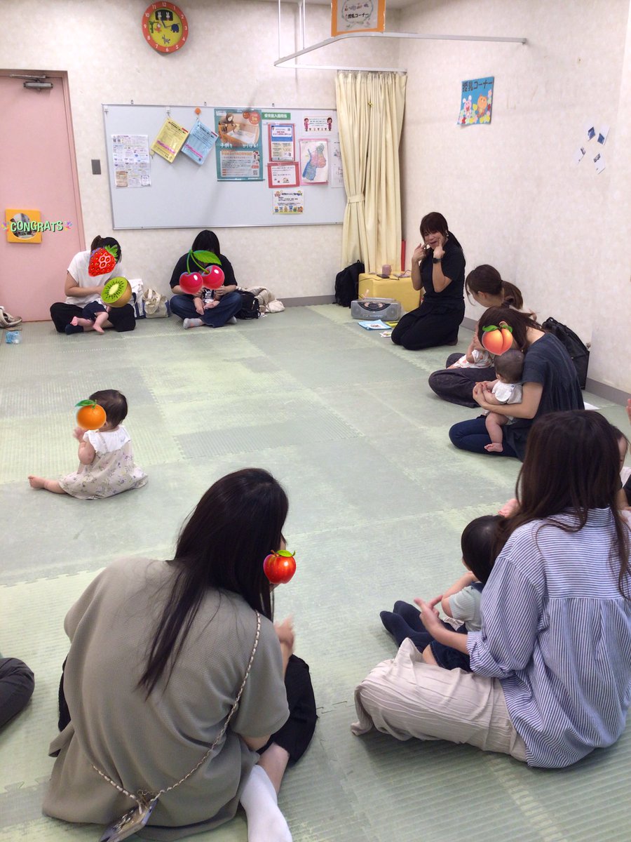 kyopla_shino's tweet photo. 【子育てひろば】今日のEnjoy Englishはアルファベットの歌や手遊びが盛りだくさん✨エレイン先生の声に合わせて、みんな手をパチパチ・フリフリして可愛いdance姿も🎵乗り物カードを選んだり、タッチも上手に出来ていました👏💮来月もお楽しみに🎃👻🍬
#共育プラザ南篠崎
#子育てひろば
#EnjoyEnglish https://t.co/GHN3Cz55O4