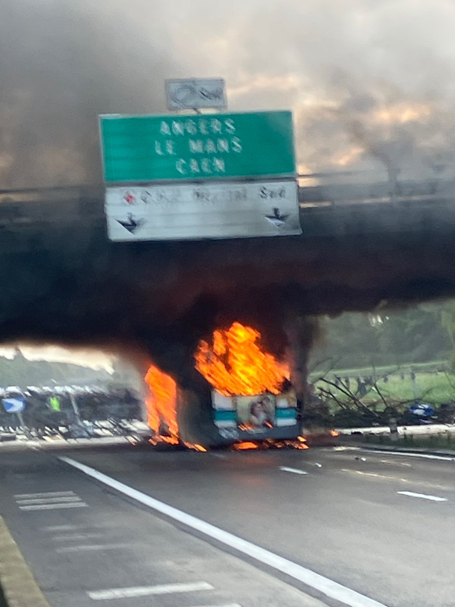 #rennes, #bloquonstout : le bus continue à flamber sous le pont.