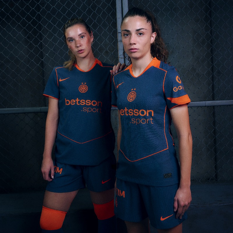 Inter's tweet photo. Un ponte tra epoche. Una sola direzione: il futuro.
La leggenda Total 90 torna in campo con la sua energia inconfondibile.
Scopri il Third Kit 25/26

#ForzaInter | @nikefootball