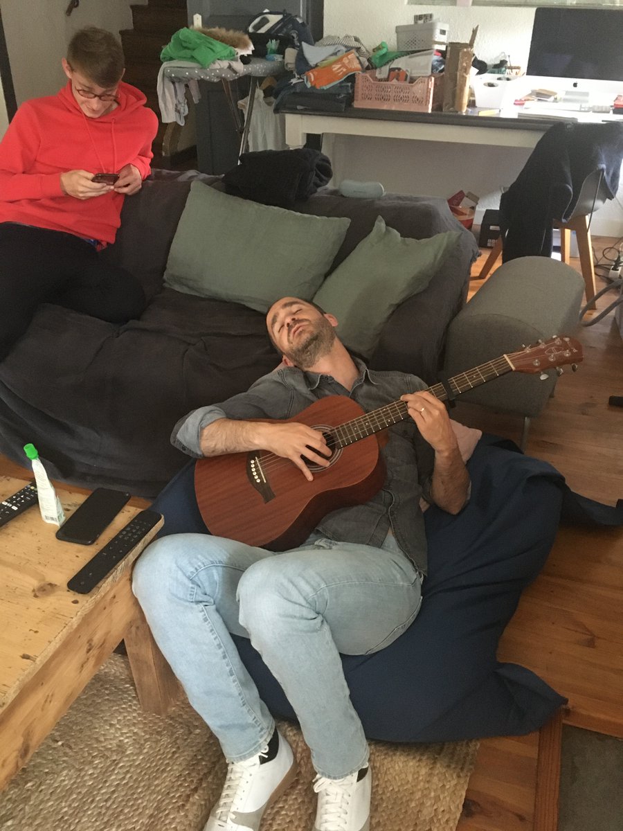 Dans une fratrie, y'en a toujours un qui bosse et l'autre qui se repose.